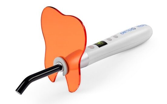 Fotopolimerizador Emitter G, da Schuster. Apresenta tecnologia moderna e design compacto para uso odontológico.