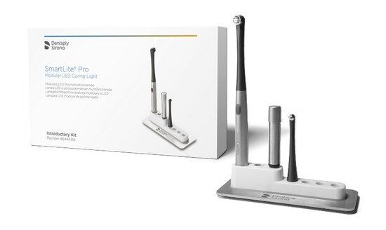 Imagem mostrando o kit SmartLite Pro de Densply Sirona, um sistema de luz LED modular para procedimentos odontológicos, incluindo filtros de luz e componentes adicionais.