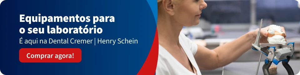 Banner publicitário para equipamentos de laboratório odontológico, com profissional em clínica usando um dispositivo no consultório e texto “Equipamentos para o seu laboratório” da Dental Cremer | Henry Schein.