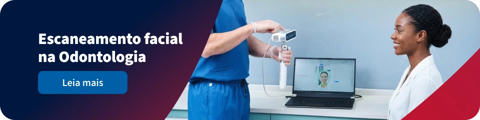 Banner de odontologia com chamada &ldquo;Escaneamento facial na Odontologia&rdquo;, mostrando profissional usando scanner facial e tela com imagem do rosto em um consult&oacute;rio.