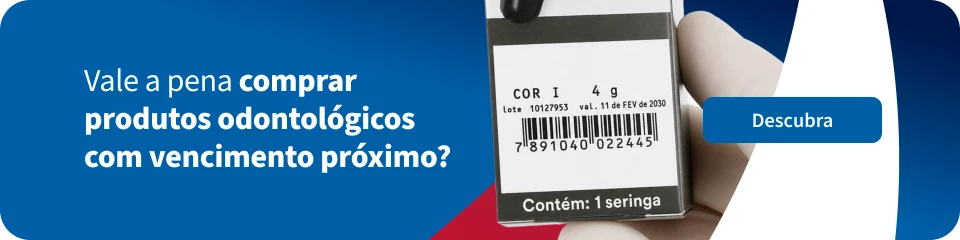 Banner promocional com texto &ldquo;Vale a pena comprar produtos odontol&oacute;gicos com vencimento pr&oacute;ximo?&rdquo; ao lado de uma embalagem de seringa odontol&oacute;gica com c&oacute;digo do lote e bot&atilde;o &ldquo;Descubra&rdquo;.
