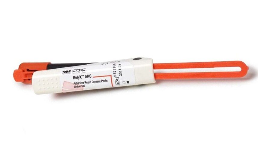 Cimento resinoso RelyX ARC da Solventum, com embalagem de clicker na cor laranja