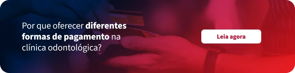 Banner de cl&iacute;nica odontol&oacute;gica com fundo em tons azul e vermelho, mostrando m&atilde;os segurando um cart&atilde;o de pagamento ao lado de um bot&atilde;o &ldquo;Leia agora&rdquo; e a frase &ldquo;Por que oferecer diferentes formas de pagamento na cl&iacute;nica odontol&oacute;gica?&rdquo;