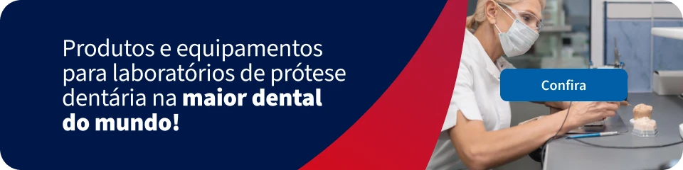 Banner promocional de produtos e equipamentos para laborat&oacute;rios de pr&oacute;tese dent&aacute;ria, com imagem de uma profissional usando m&aacute;scara em esta&ccedil;&atilde;o de trabalho odontol&oacute;gica e bot&atilde;o &ldquo;Confira&rdquo;.