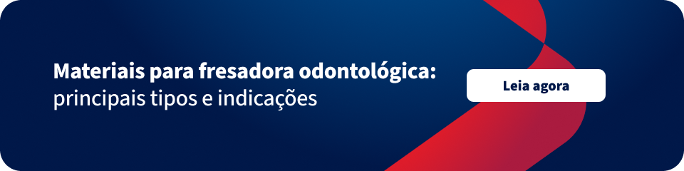 Banner com texto “Materiais para fresadora odontológica: principais tipos e indicações” e botão “Leia agora”, em fundo azul com faixas vermelhas diagonais, estilo gráfico moderno.