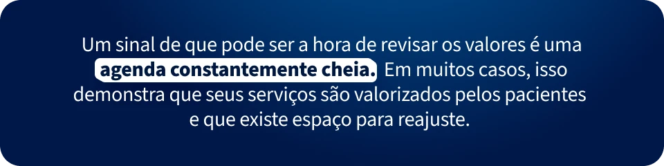 Texto em destaque em fundo azul com a frase &ldquo;Uma sinal de que pode ser a hora de revisar os valores &eacute; uma agenda constantemente cheia&rdquo;. A mensagem afirma que em minutos casos isso mostra valoriza&ccedil;&atilde;o pelos pacientes e espa&ccedil;o para reajuste.