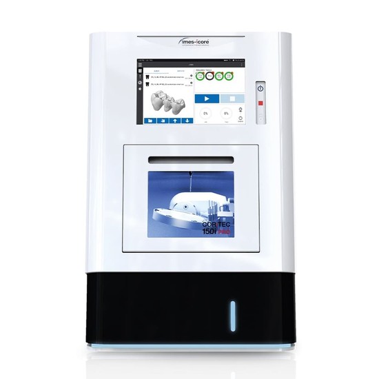 Foto de uma máquina de esterilização e impressão 3D Times-Core, com interface touchscreen exibindo a função de corte e a tela de seleção, em fundo branco.