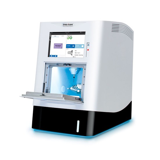 Imagem de uma fresadora automatizado, modelo Imes-icore, com tela de interface e câmera de impressão aberta para processos internos
