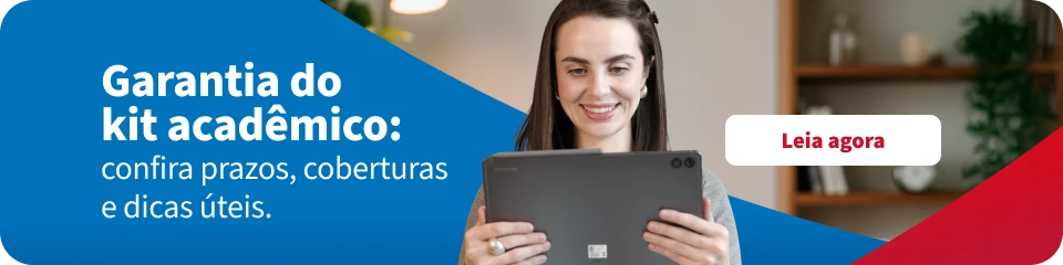 Mulher sorridente em ambiente de escrit&oacute;rio segura um tablet enquanto um banner azul e vermelho informa: &ldquo;Garantia do kit acad&ecirc;mico: confira prazos, coberturas e dicas &uacute;teis&rdquo; com um bot&atilde;o &ldquo;Leia agora&rdquo;.